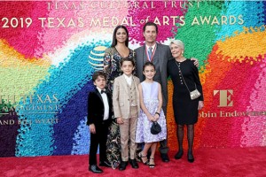 Мэттью Макконахи и Камила Алвес с тремя детьми посетили церемонию Texas Medal Of Arts Awards