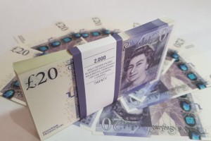Уборщик из Великобритании нашел конверт с деньгами и сдал его в полицию