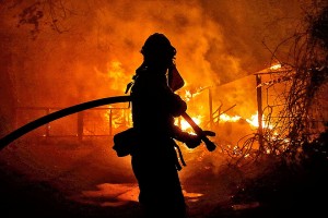 Астраханские пожарные спасли из горящей квартиры 13 человек