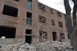 В Астрахани сносят сгоревшее общежитие