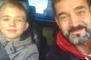 Дмитрий Певцов с сыном требуют отобрать смартфоны у школьников