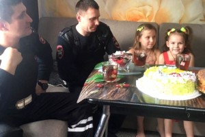 Астраханские полицейские навестили спасенную девочку