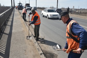 В Астрахани очищают городские мосты