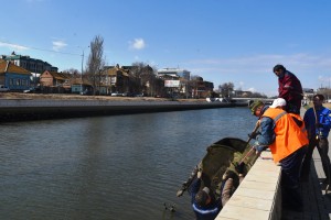 В Астрахани чистят городские каналы
