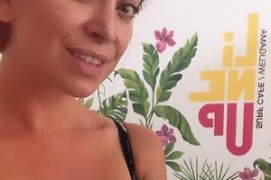 Наталья Фриске закрывает бар на Шри-Ланке