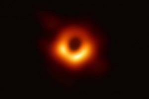 Астрофизики впервые показали изображение черной дыры