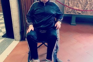 Элтон Джон посетил галерею Уфицци в инвалидной коляске