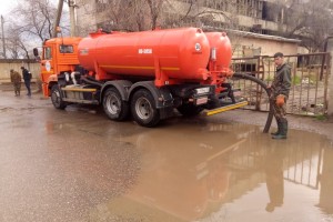 В Астрахани откачивают дождевую воду с улиц
