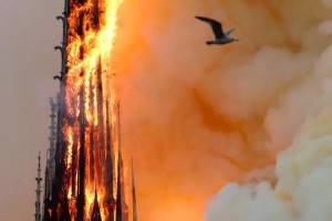Последняя месса в Париже: в столице Франции сгорел Нотр-Дам-де-Пари