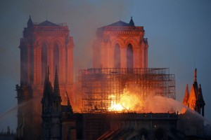 В полиции Парижа назвали вероятную причину пожара в Нотр-Даме  