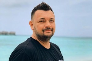 Руки вверх "Она меня целует": Сергей Жуков презентовал новый клип