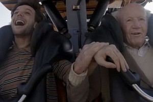 Луи Томлинсон исполнил мечты пожилого человека в клипе «Two of Us»