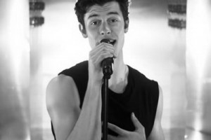 Шон Мендес снял клип о любви на складе 