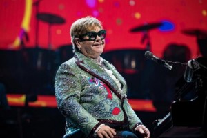 Элтон Джон отправился в прощальный тур: 72-летний музыкант завершает карьеру