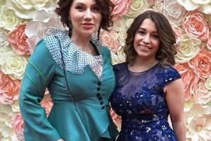 Дочь Розы Сябитовой улетела в Париж с новым избранником