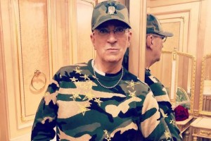 Александр Буйнов оказался копией дизайнера Moschino появившегося на MetGala