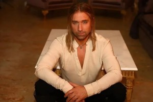 Олег Винник прервал тур по Европе и вернулся в родное село с сольным концертом