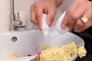 Китайский блогер ремонтирует предметы с помощью лапши
