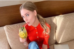 Кристина Асмус как настоящий экстремал катается по песчаной пустыне ОАЭ на борде