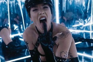 Холзи сколотила женскую уличную банду в клипе «Nightmare»