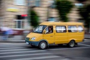 В Астрахани водитель маршрутки бесплатно возит школьников-отличников