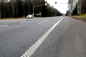 На российских дорогах появится шумовая разметка