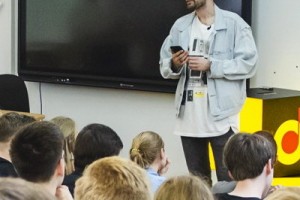 Noize MC провел открытый урок музыки в московской школе