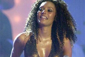 Солистка Spice Girls была госпитализирована с потерей зрения  Об этом сообщает Рамблер. 