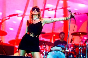 Майли Сайрус представила «хулиганские» проморолики к новому альбому