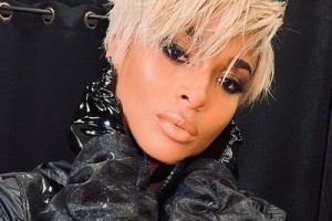 Сиара стала коротко стриженной блондинкой в новом клипе