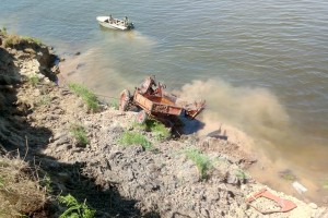 В Астраханской области пьяный мужчина на тракторе рухнул в воду и утонул