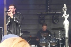 Барабанщик трибьют-группы Korn пережил инсульт на сцене и продолжил концерт