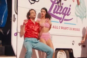 Мика спас город от жары в клипе «Ice Cream»