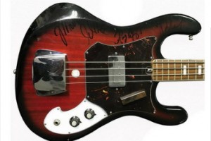 «Литфонд» продает гитару с автографами Джима Моррисона и всех участников Doors