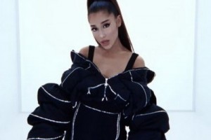 Сапоги и «хвост» Арианы Гранде зажили собственной жизнью в новом клипе 