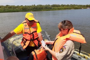 В Астрахани спасли семью из дырявой лодки