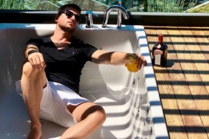 Сергей Лазарев пьет летний коктейль в турецкой ванне