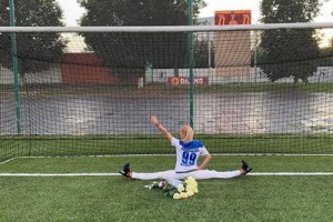Анастасия Волочкова защитила шпагатом футбольные ворота
