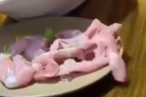 В азиатском ресторане разделанная курица сбежала со стола