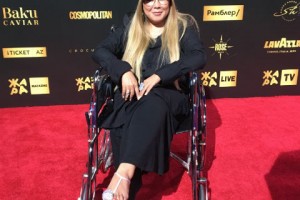 Жара-2019: Анита Цой появилась на красной дорожке в инвалидном кресле