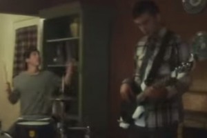 Участник Twenty One Pilots провалился сквозь крышу 