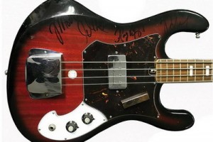 Бас-гитару с автографами музыкантов Doors купили за миллион
