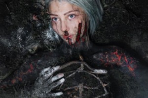 Молодая художница легла в кучу пепла ради спасения сибирских лесов