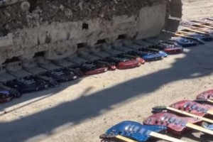 Сотни гитар Gibson уничтожили бульдозером