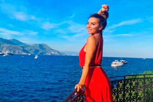 АННА СЕДОКОВА ОТПРАВИЛАСЬ НА МОРЕ