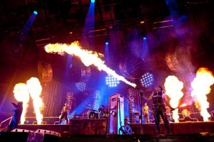 На концерте Rammstein загорелись декорации