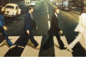 Фанаты Beatles перекрыли Abbey Road в честь 50-летия фотографии