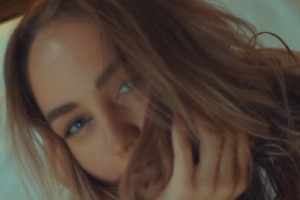 Мари Краймбрери – «Голая в белой майке» в новом клипе в свой день рождения