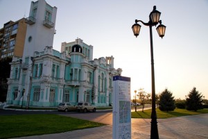В Астрахани на набережной установили навигационные стелы