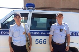 Астраханский полицейский вывел женщину с ребенком из горящего дома
